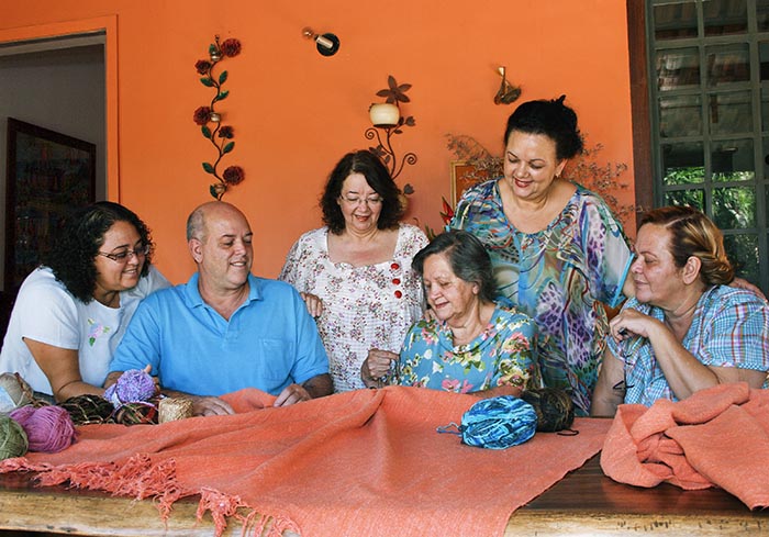 Antônia Zulma ensinando os filhos os matizes da tela ciranda
